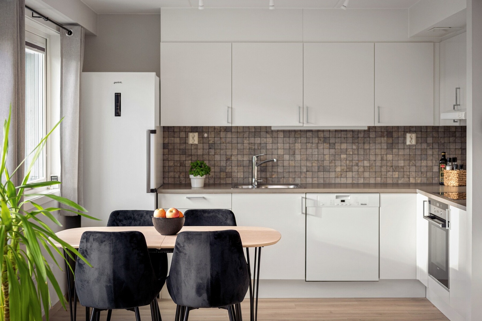 Leiligheten byr på åpen stue- og kjøkkenløsning med gode møbleringsmuligheter og utgang til en romslig balkong på ca. 12 kvm -perfekt for avslapning og sosiale sammenkomster på fine dager. Galleribilde