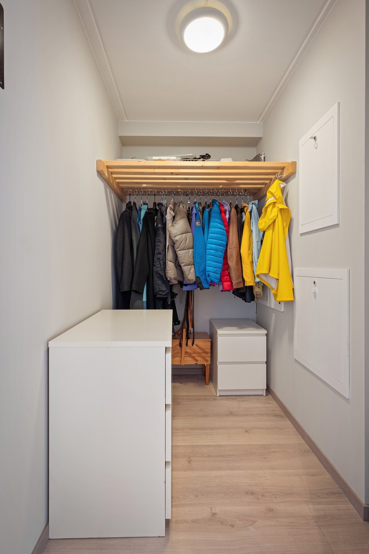 Praktisk innvendig bod med gode oppbevaringsmuligheter. Dette bidrar til en mer ryddig og funksjonell hverdag med mindre behov for oppbevaring i oppholdsrommene. Galleribilde