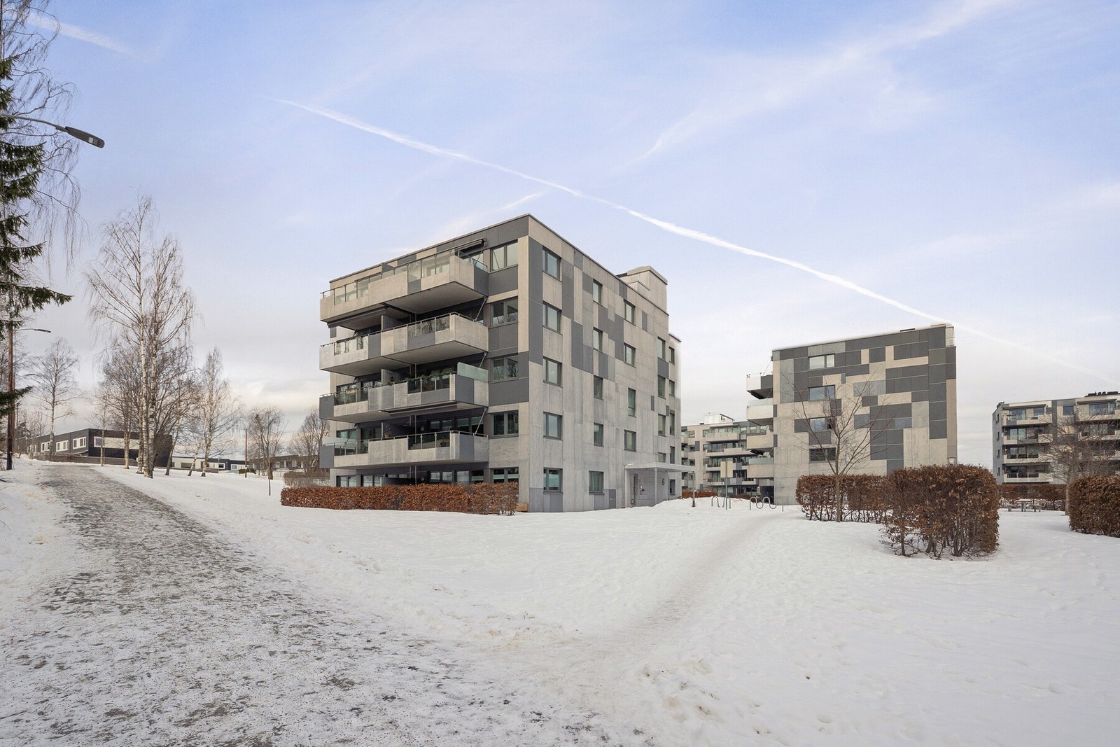 Eiendommen ligger i rolige omgivelser med nærhet til skoler, barnehager, flotte turområder, Ski sentrum og Ski idrettspark. Galleribilde