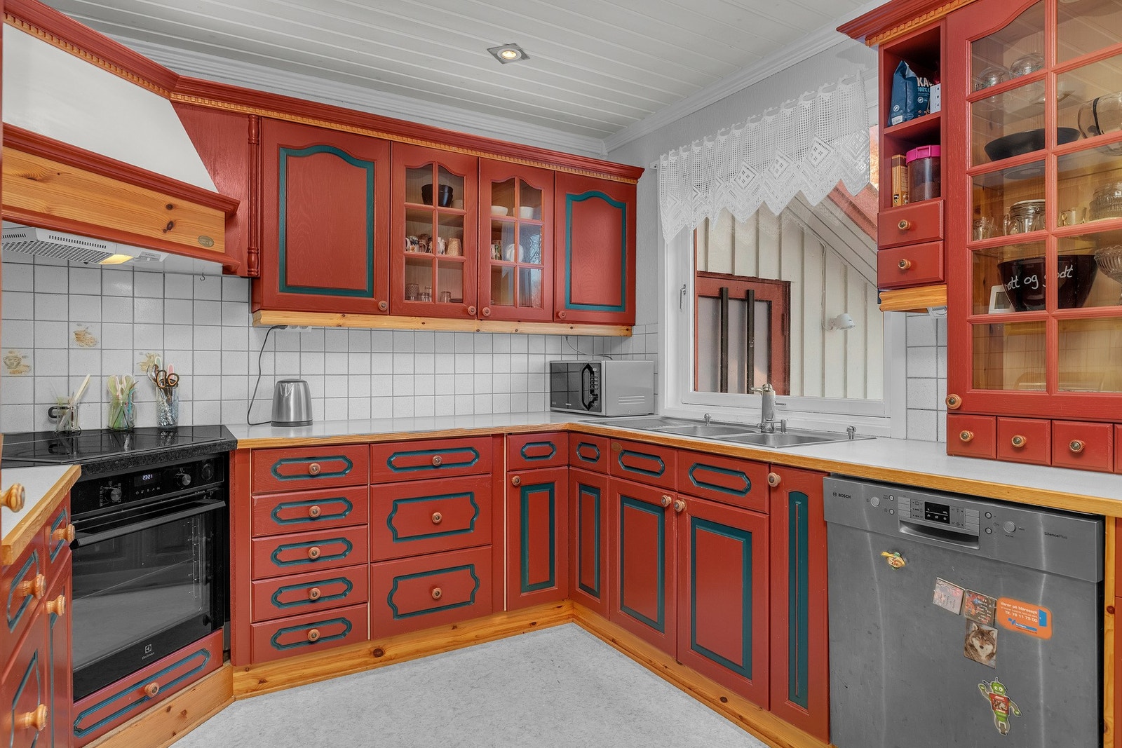 Eldre kjøkken med god oppbevaringsplass og store benkeflater Galleribilde