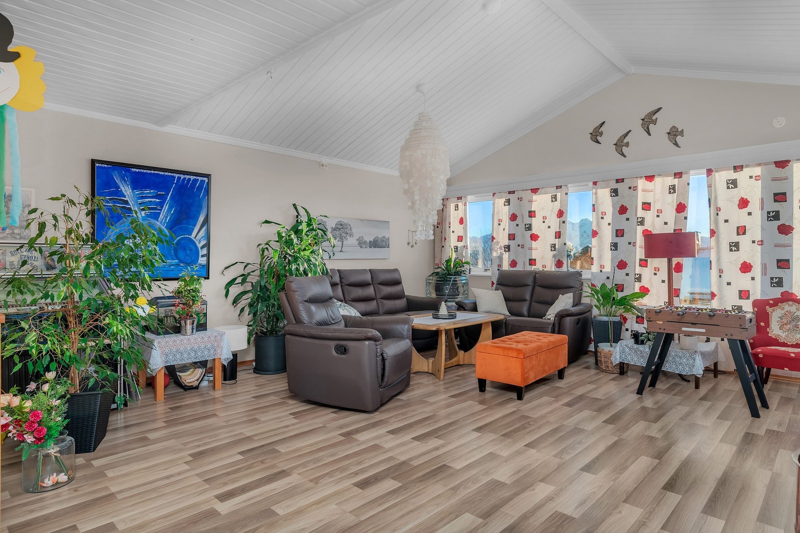 Romslig stue med meget god takhøyde Galleribilde