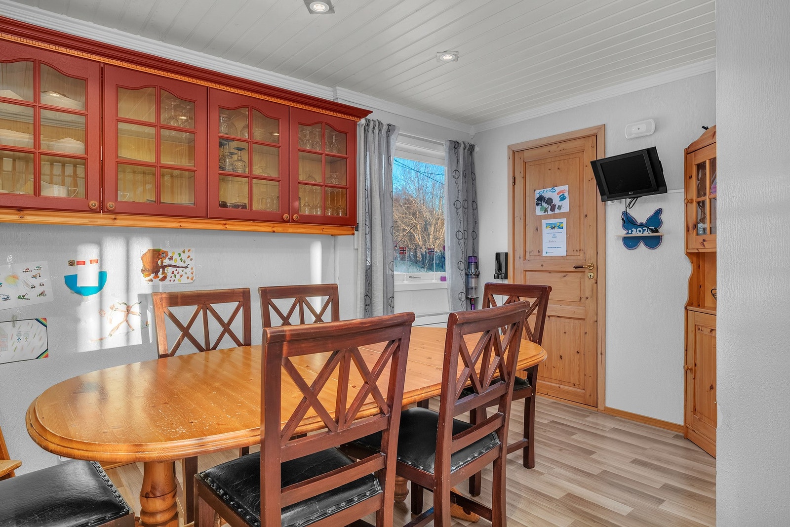 Inn døren finner du en stor matbod Galleribilde