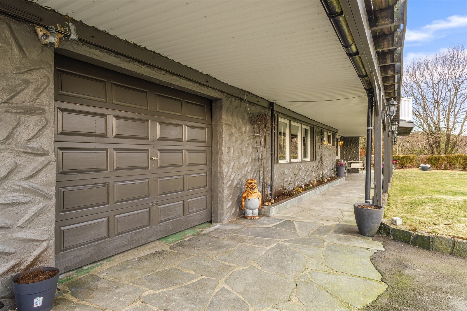 Eiendommen har en garasje på 35 m². Galleribilde