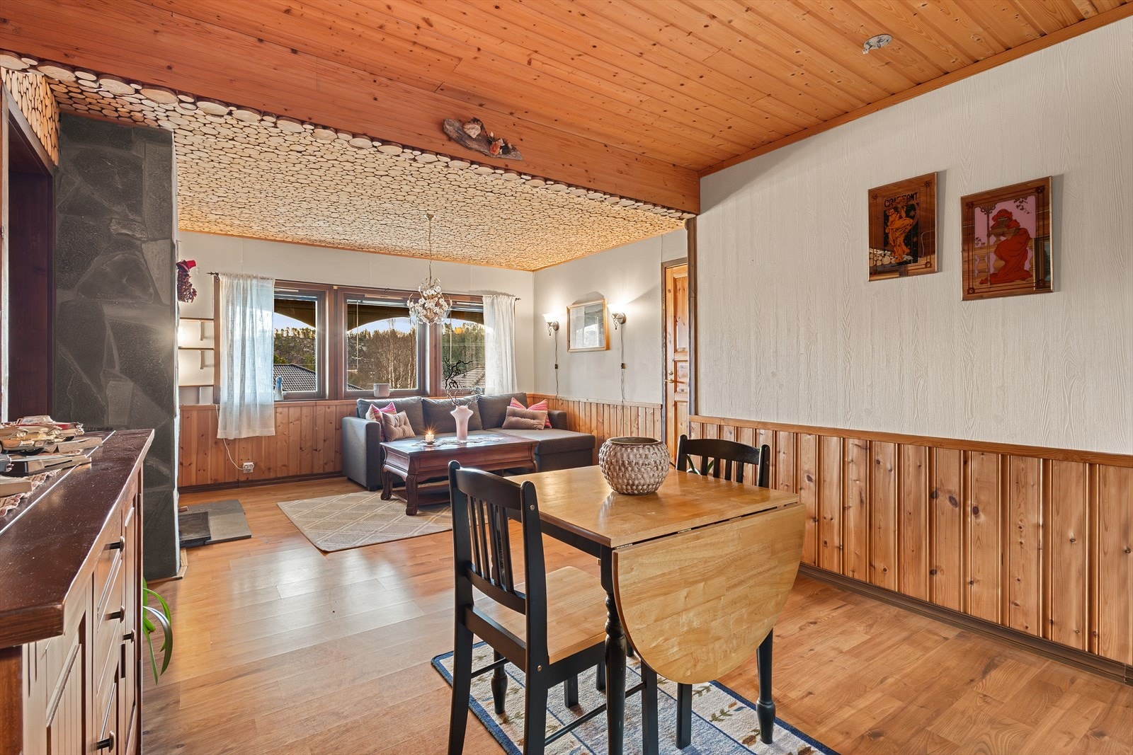 Store vindusflater som fyller rommet med naturlig lys. Galleribilde