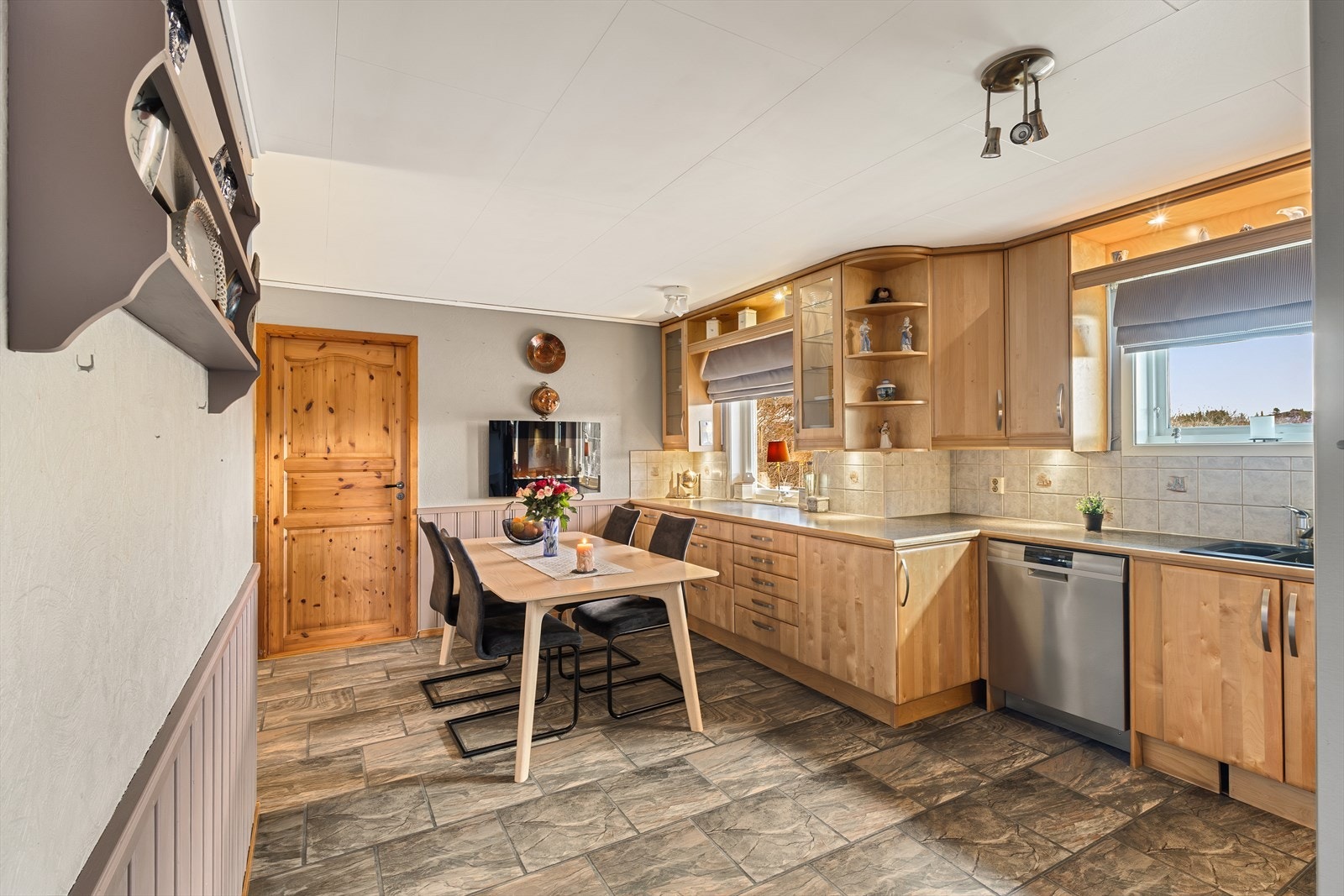 Kjøkkenet er av god størrelse og har plass til spisebord. Galleribilde