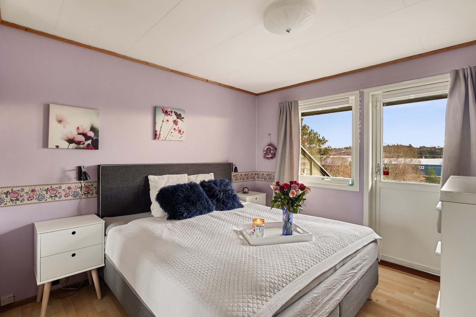 Soverom nr.1 er av stor størrelse med utgang til terrassen. Galleribilde