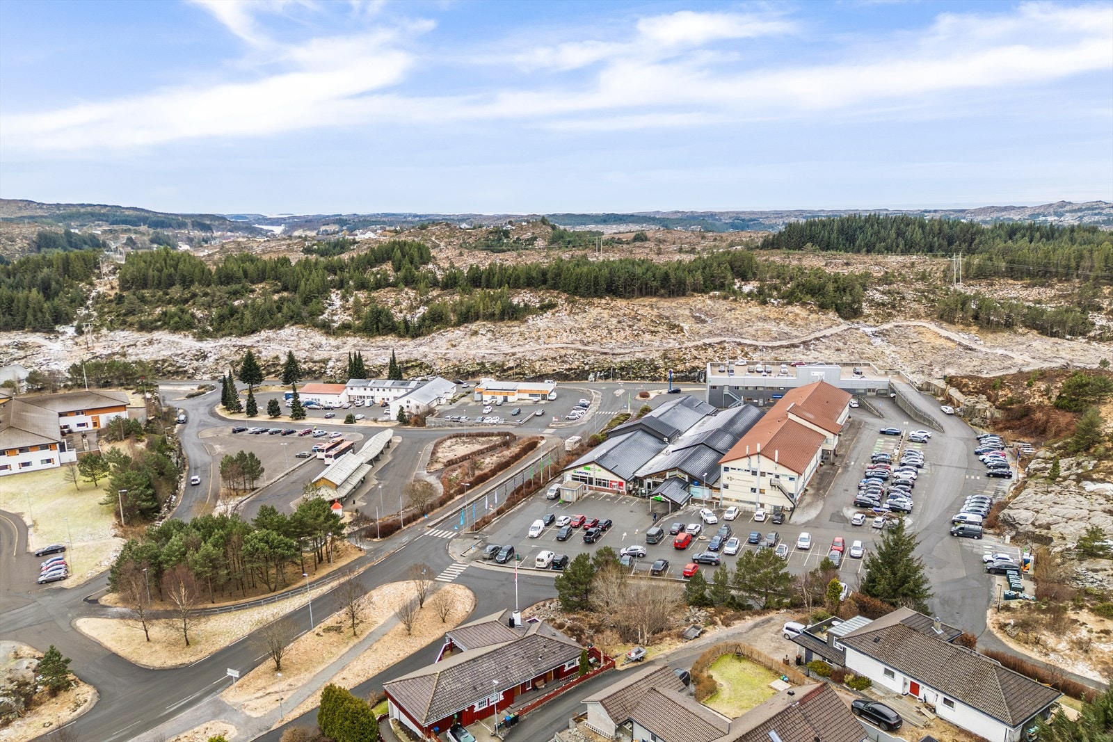 Like ved Sund Senter finner du Skogsskiftet terminal som tilbyr hyppige avganger til blant annet Straume og Bergen sentrum. Galleribilde