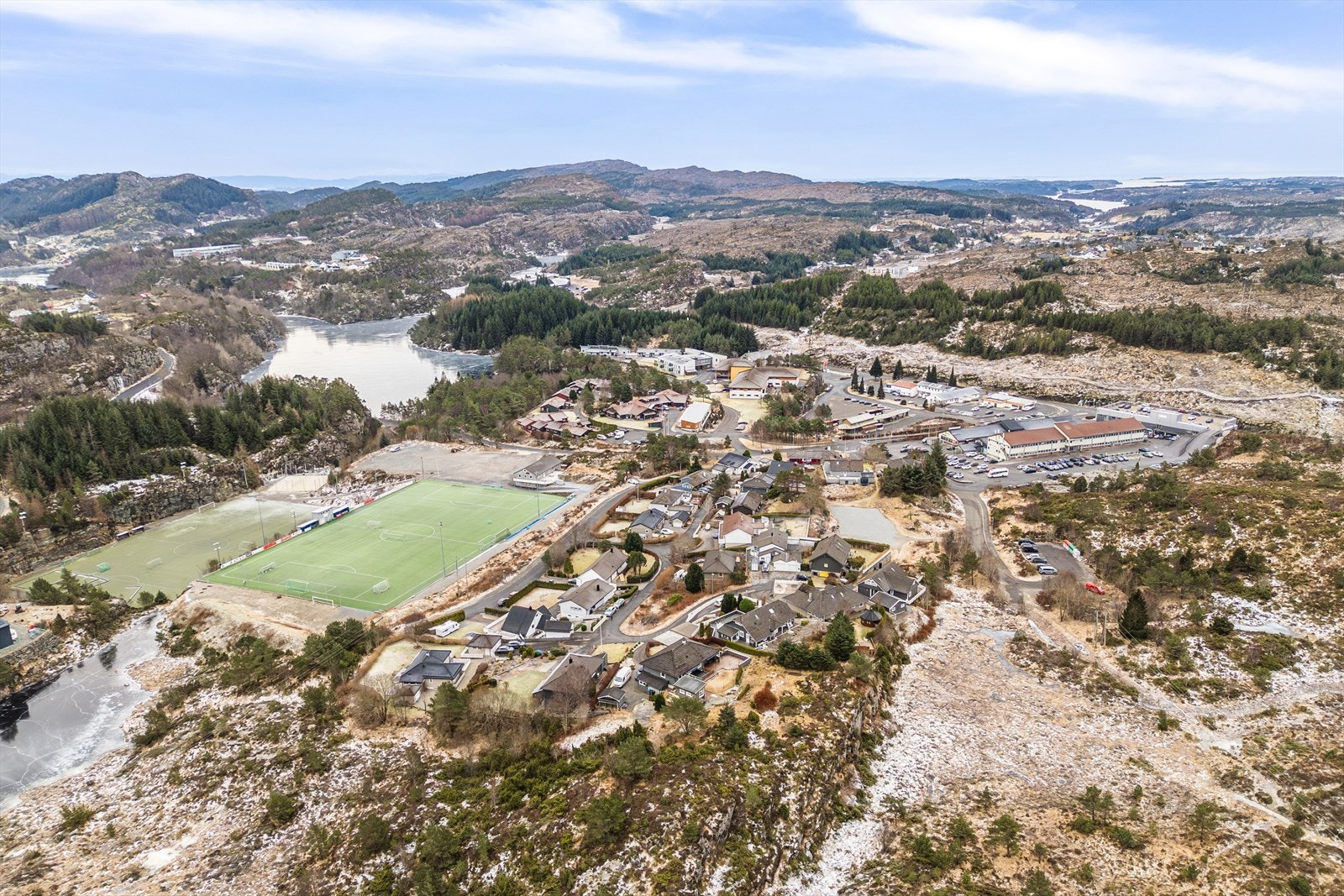 Her bor du skjermet fra senterområdet, idrettsanlegg og gjennomgangstrafikk - samtidig som du har kort vei til alle nødvendige fasiliteter. Galleribilde