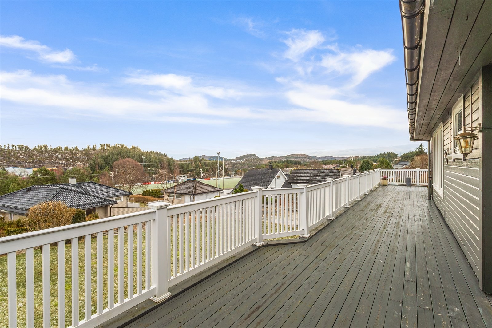 Terrassen strekker seg rundt store deler av boligen. Galleribilde