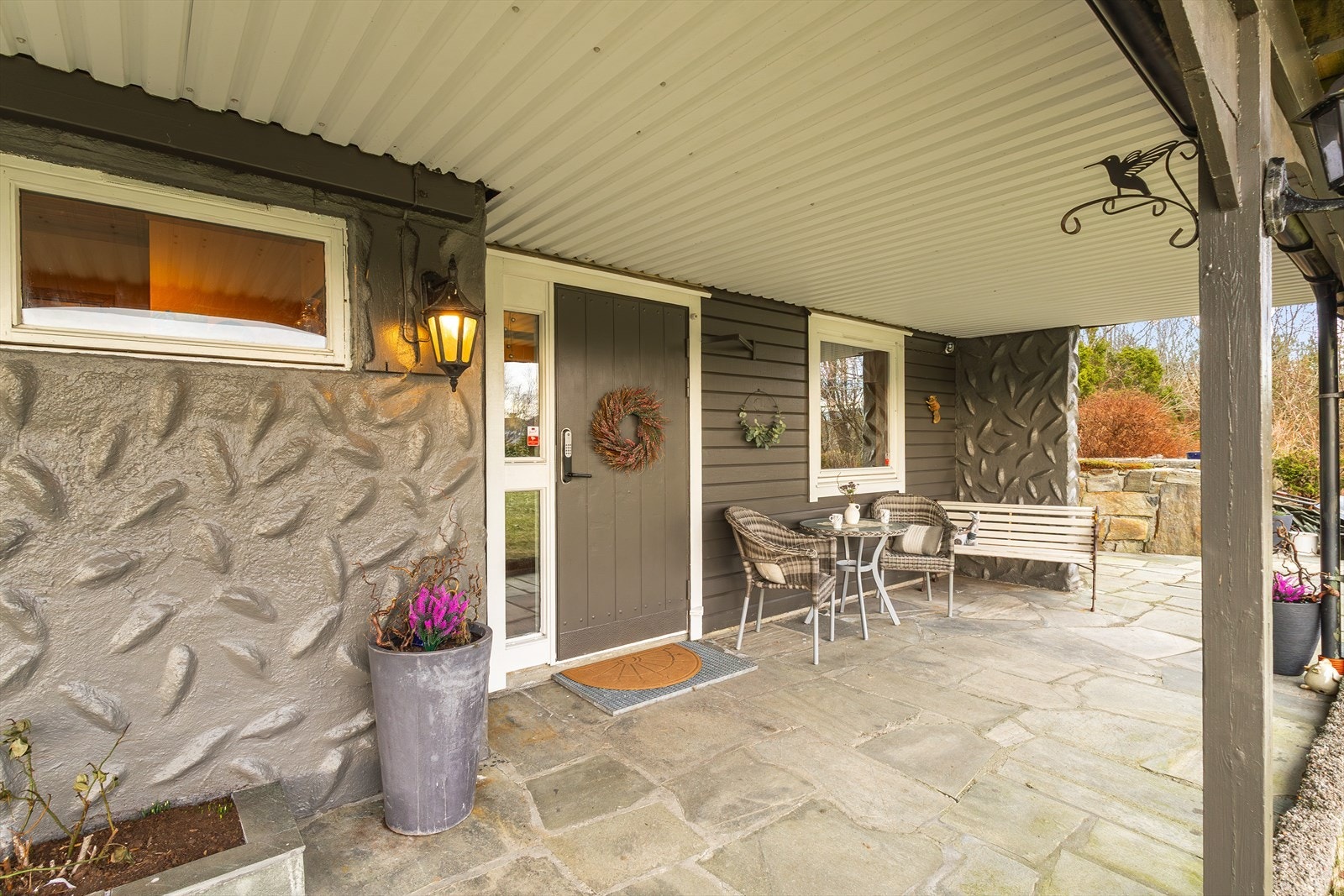 Fint og romslig inngangsparti med plass til utemøbler. Galleribilde