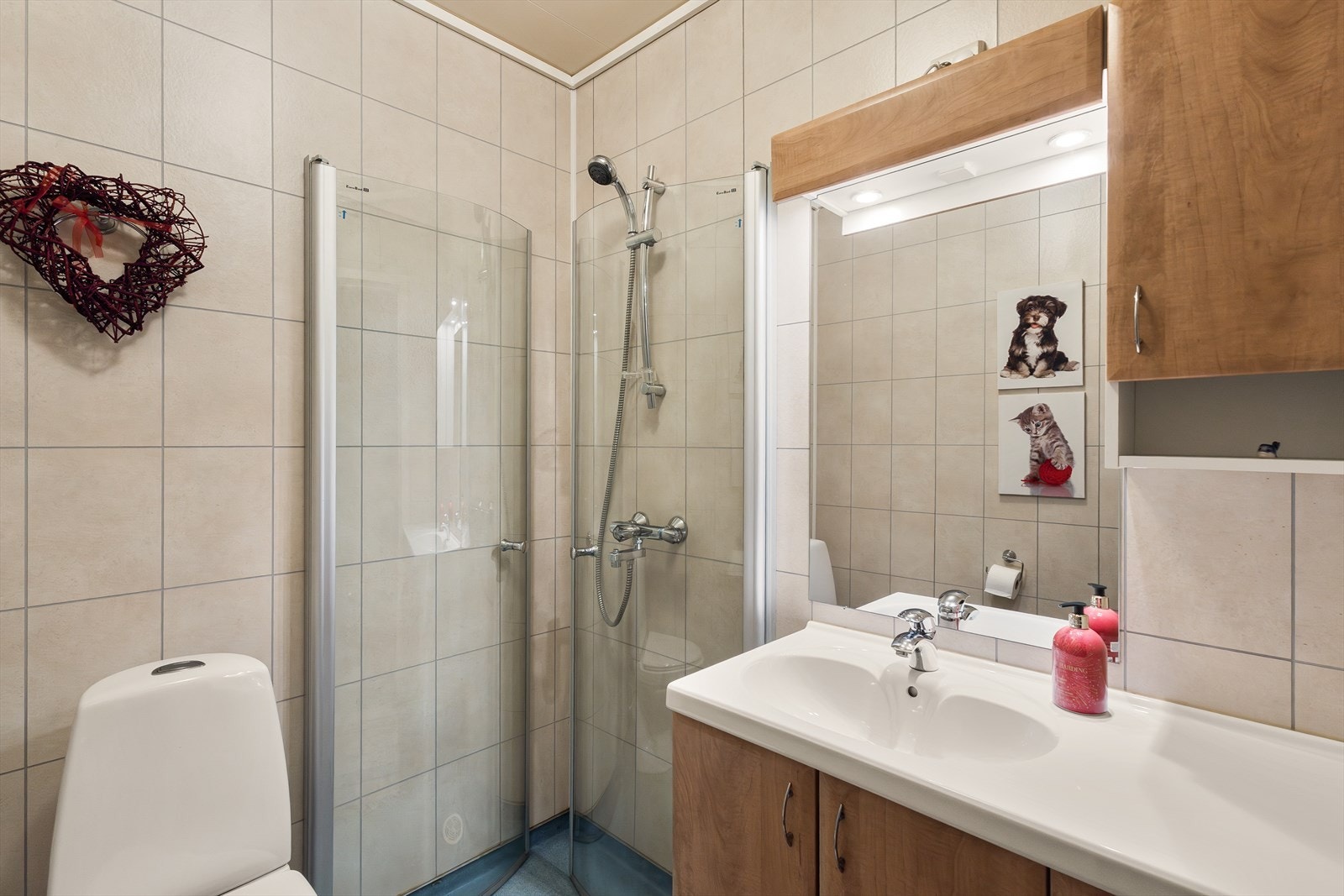 Badet i 1. etasje med heldekkende servant, dusjhjørne og wc. varmekabler i gulvet. Galleribilde