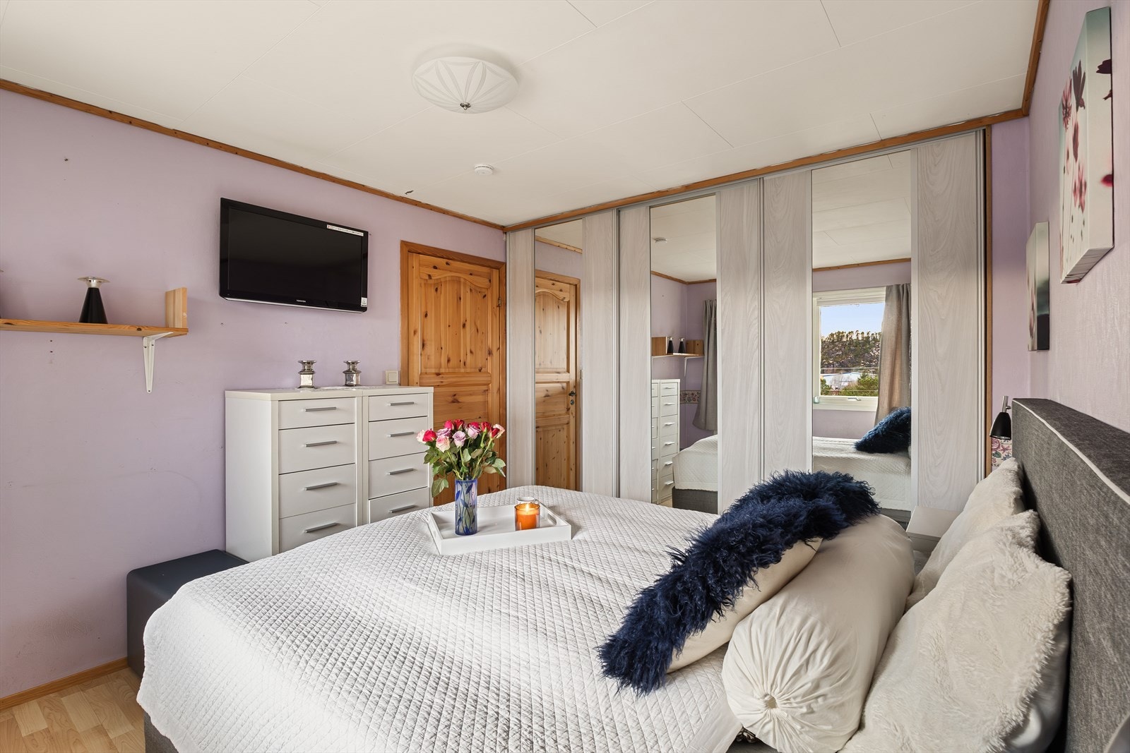 Integrerte skyvedører som bidrar til en stilren og ryddig følelse. Galleribilde