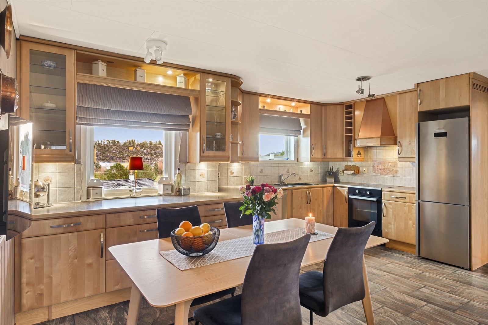 Kjøkkenet har god benkeplass og rikelig med oppbevaringsmuligheter. Galleribilde