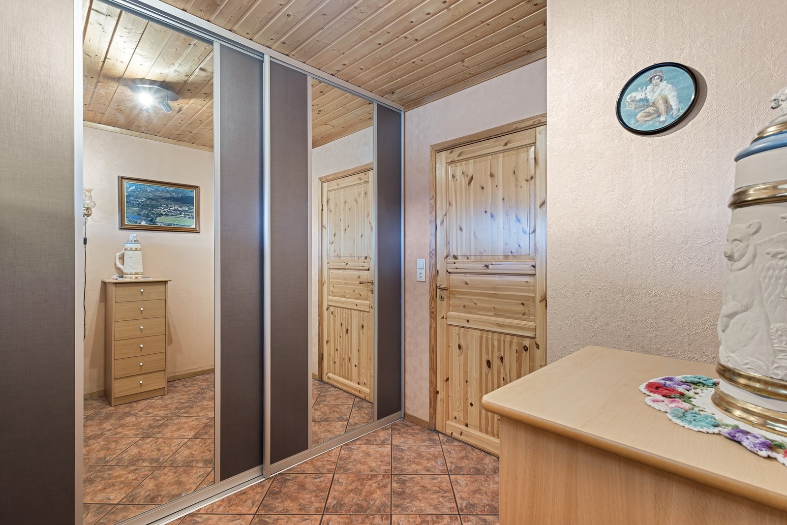 Bod med god plass til oppbevaring. Skyvedørsgarderobe med speil. Galleribilde