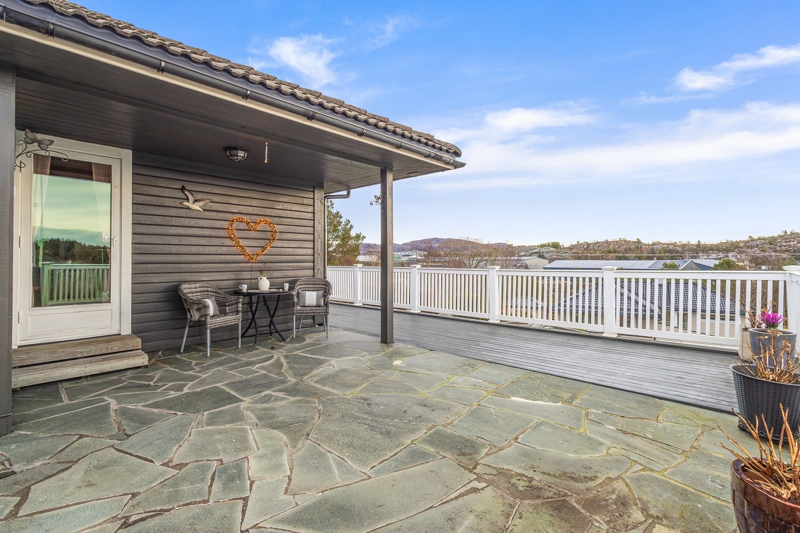 Terrassen er av god størrelse og her har man gode møbleringsmuligheter med lounge eller sofagruppe. Galleribilde