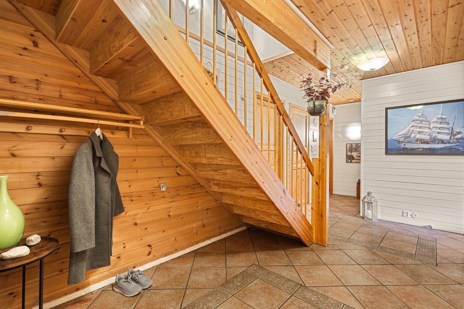 Her er det god plass til yttertøy. Galleribilde