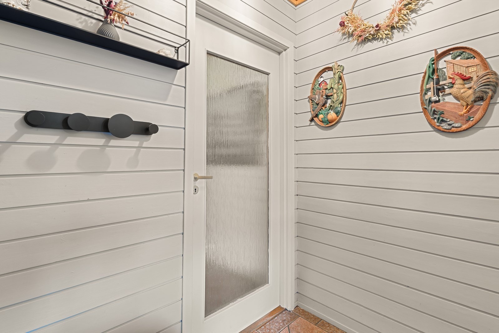 Entrè med knagger til yttertøy. Galleribilde