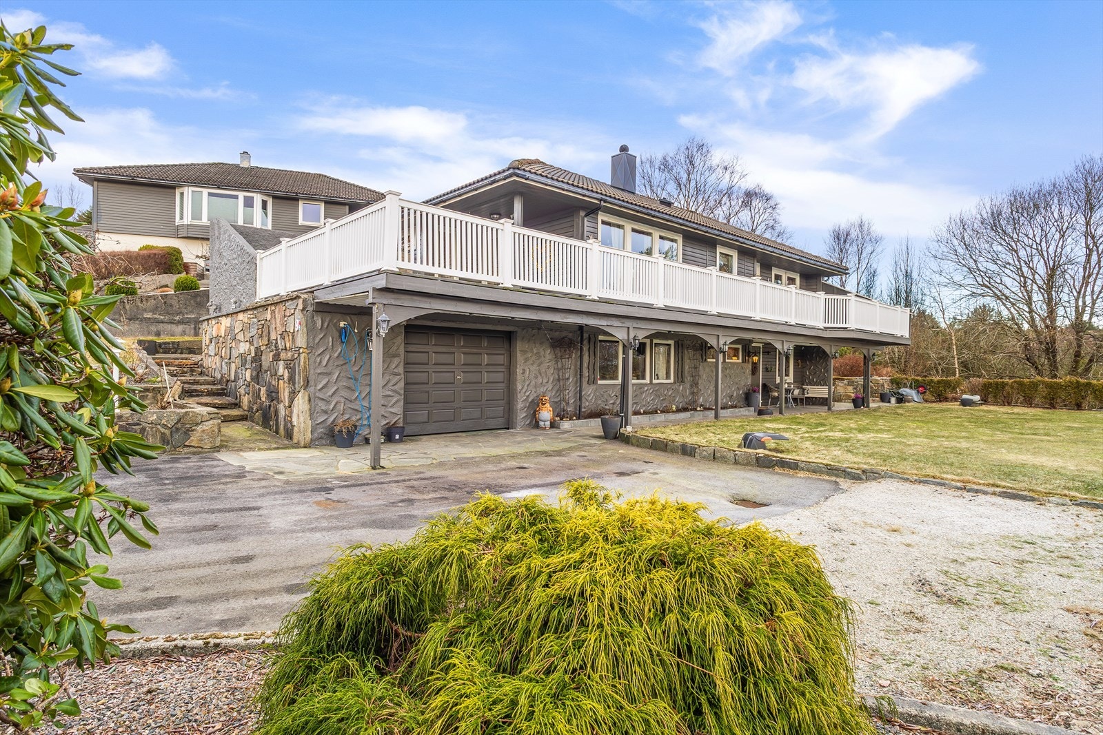 Tomten er opparbeidet med plen og god plass til parkering på tomten. Galleribilde