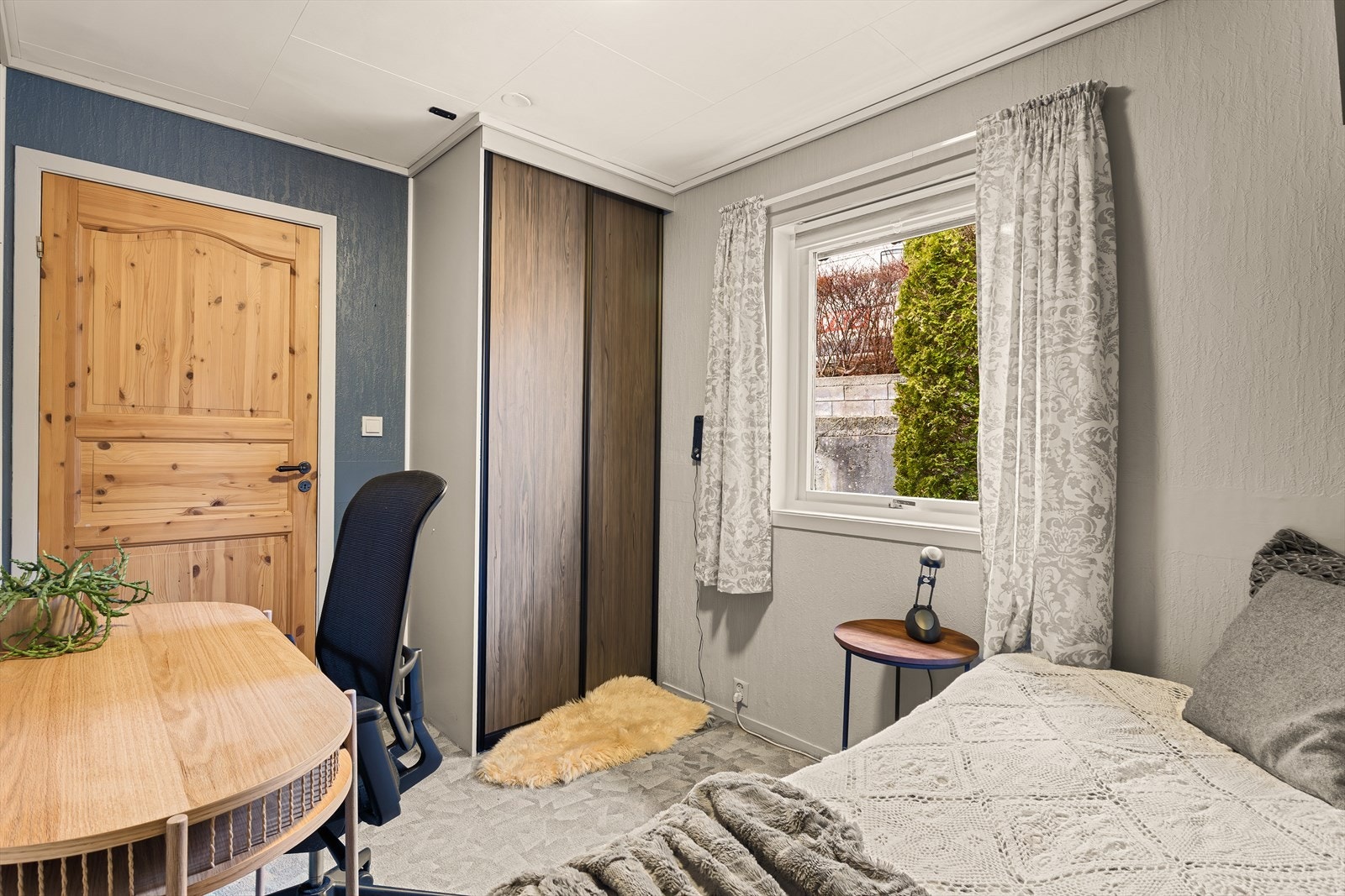 Soverom nr. 2 med plass til seng, nattbord og pult. Galleribilde