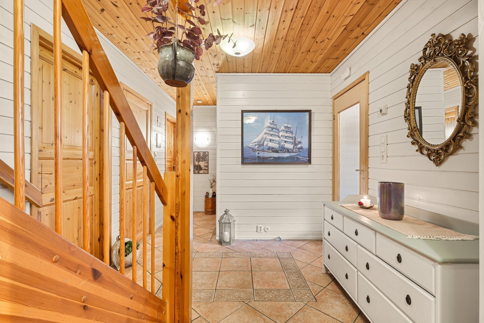 Entre / gang er det gulv av flis med varmekabler. Galleribilde