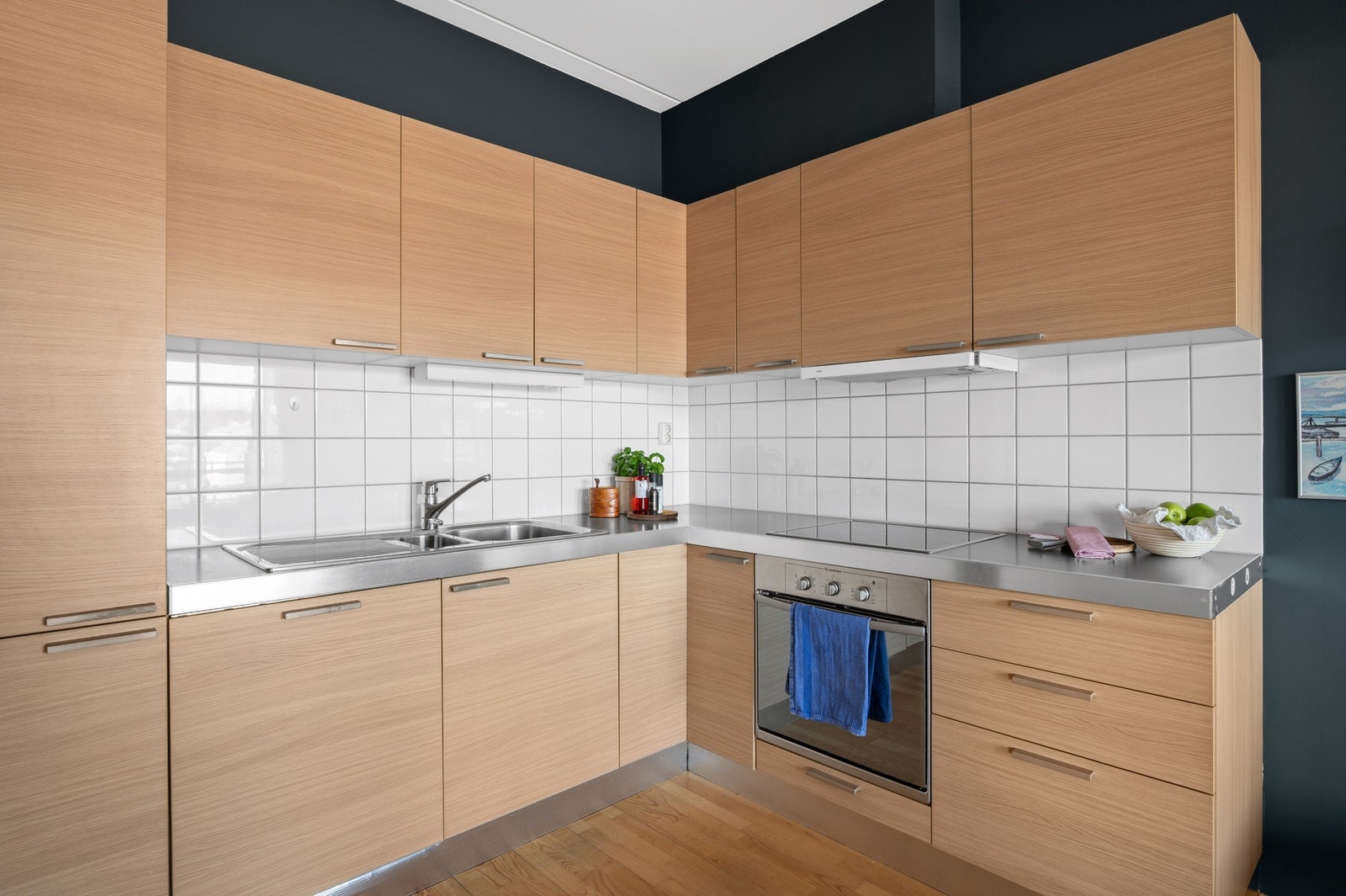 Funksjonelt kjøkken med integrerte hvitevarer. God skapplass. Galleribilde