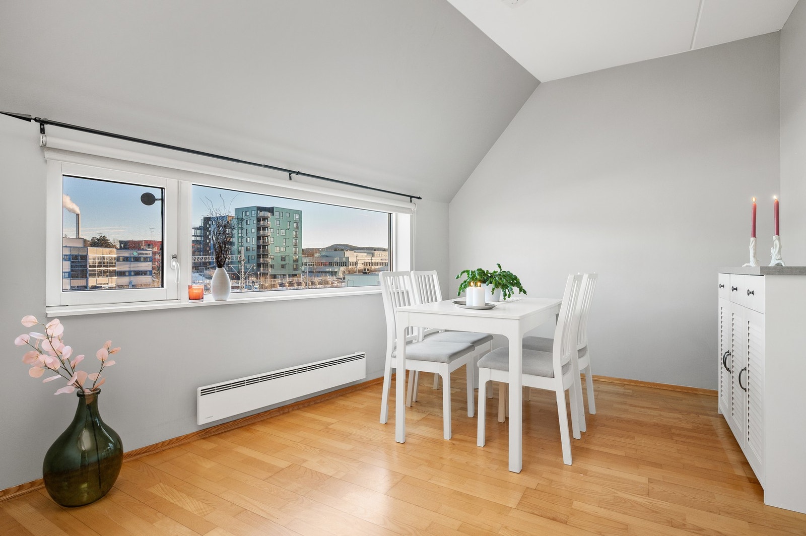 Romslig spisestue på ca 11 kvm. Dette er oppført som soverom, men selger har valgt å bruke det som spisestue. Galleribilde