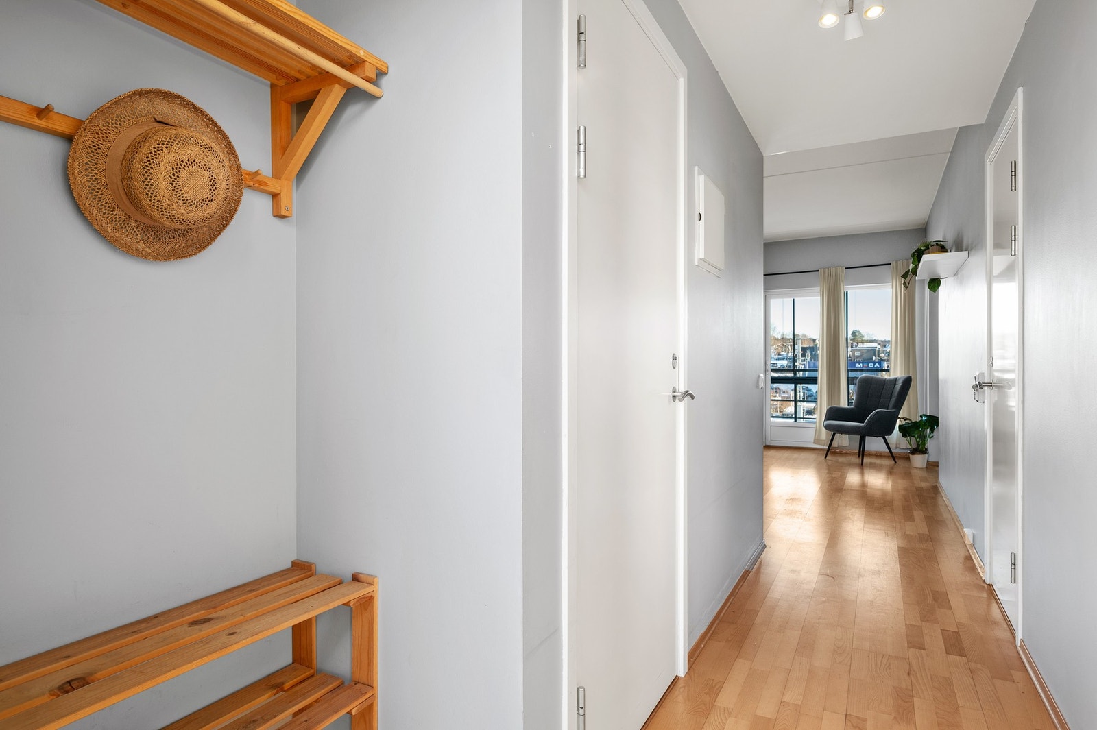 Praktisk gang med oppbevaringsplass. Galleribilde