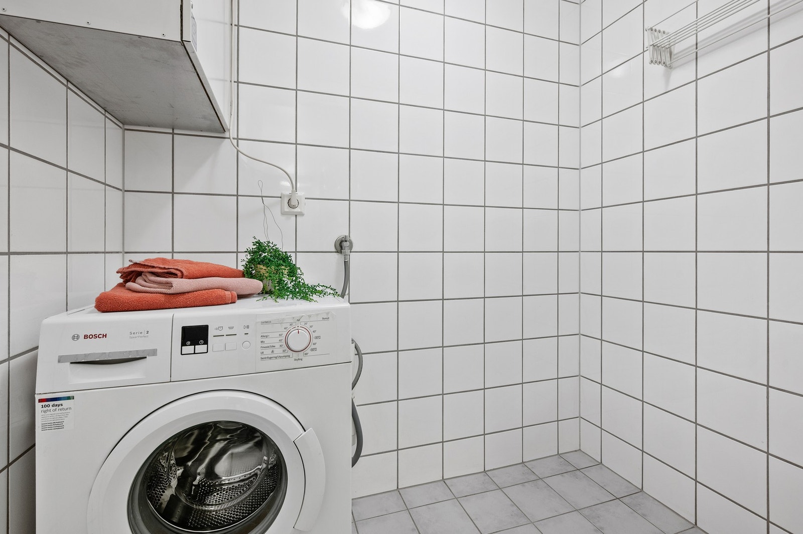 Leiligheten har et eget vaskerom på siden av badet, med opplegg for vaskemaskin. Galleribilde