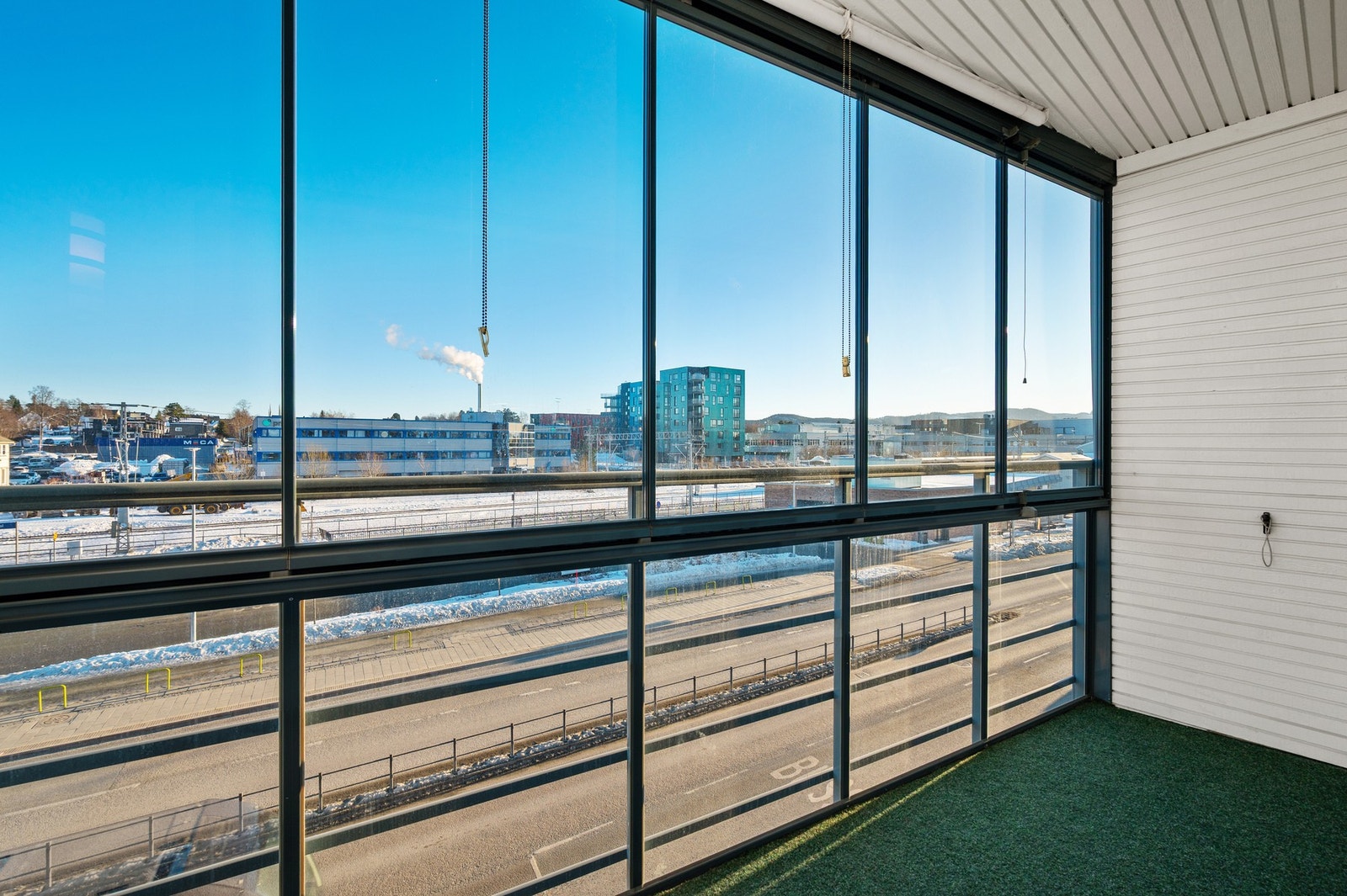 Innglasset balkong som forlenger utesesongen. Galleribilde