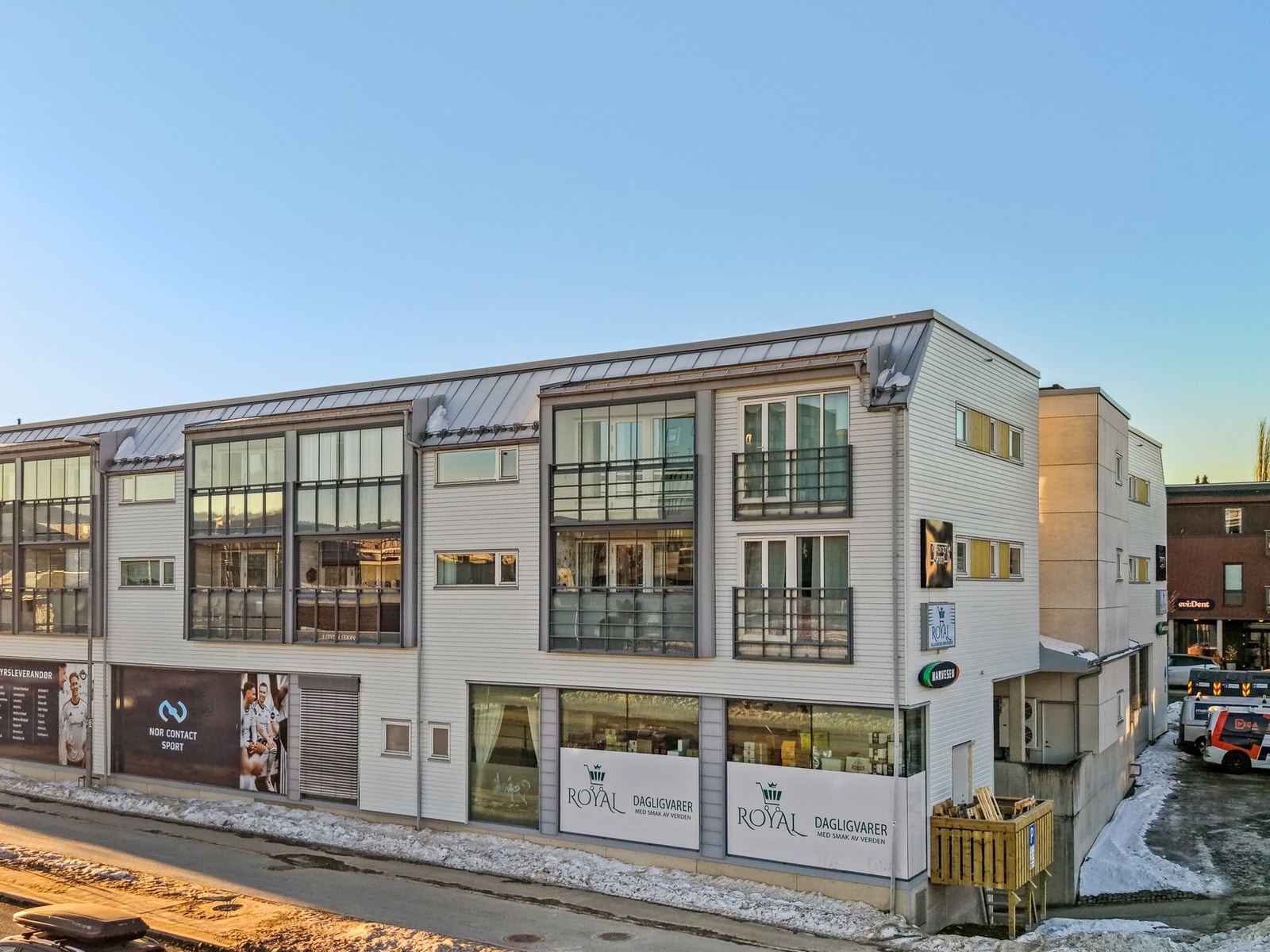 Leiligheten har sentral plassering i Heimdal sentrum, med kort vei til alt av fasiliteter. Galleribilde