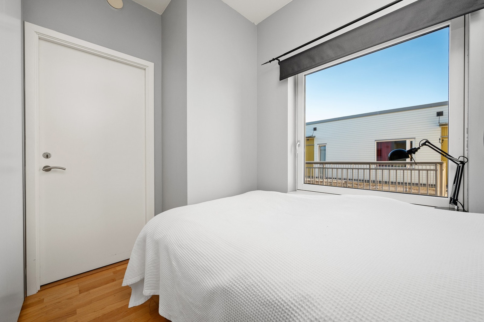 Stor vindusoverflate som gir rikelig med lysinnslipp. Galleribilde