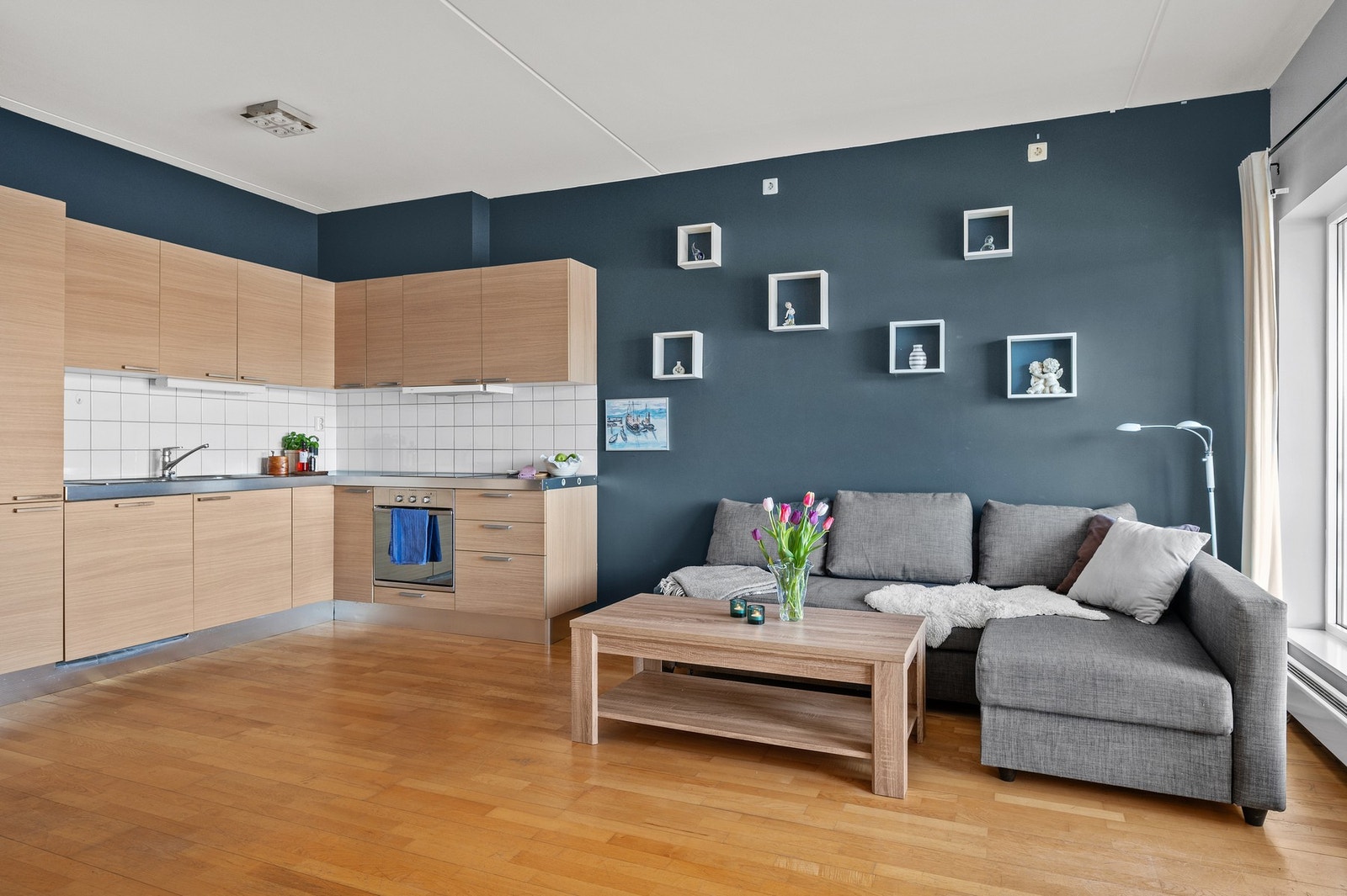 Åpen stue/kjøkkenløsning som åpner opp rommet betraktelig. Galleribilde