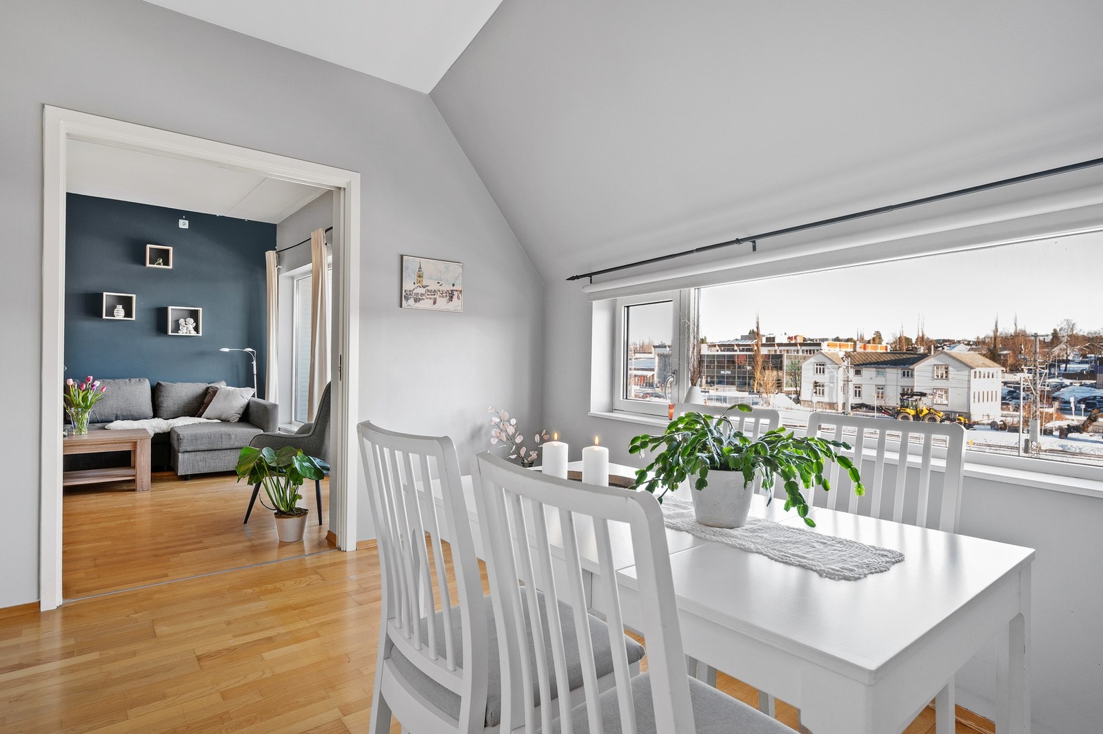 Koselig spisestue med hyggelig utsyn og god plass til et større spisebord. Galleribilde