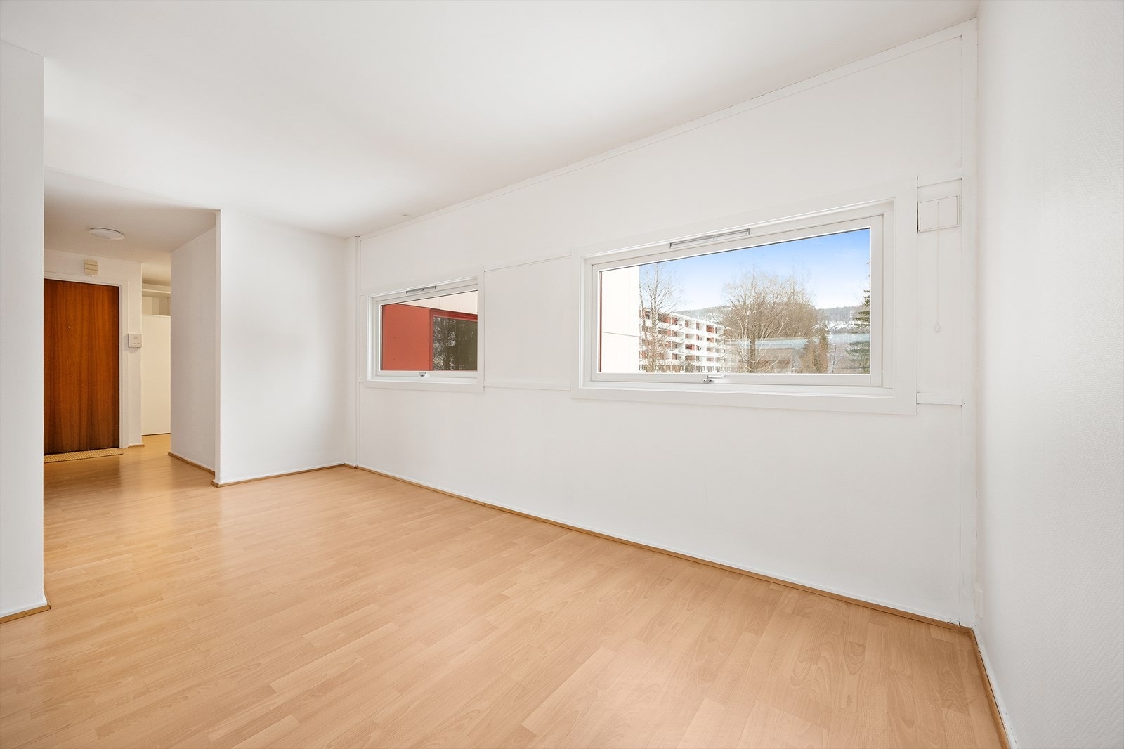 Stuen rommer plass til både stue og spisestue. Galleribilde