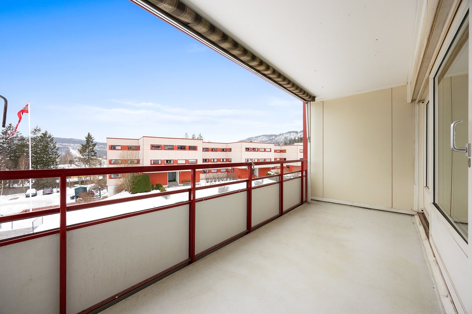 Balkongen har overbygg og praktisk markise, som gjør at du kan nyte den i all slags vær. Galleribilde