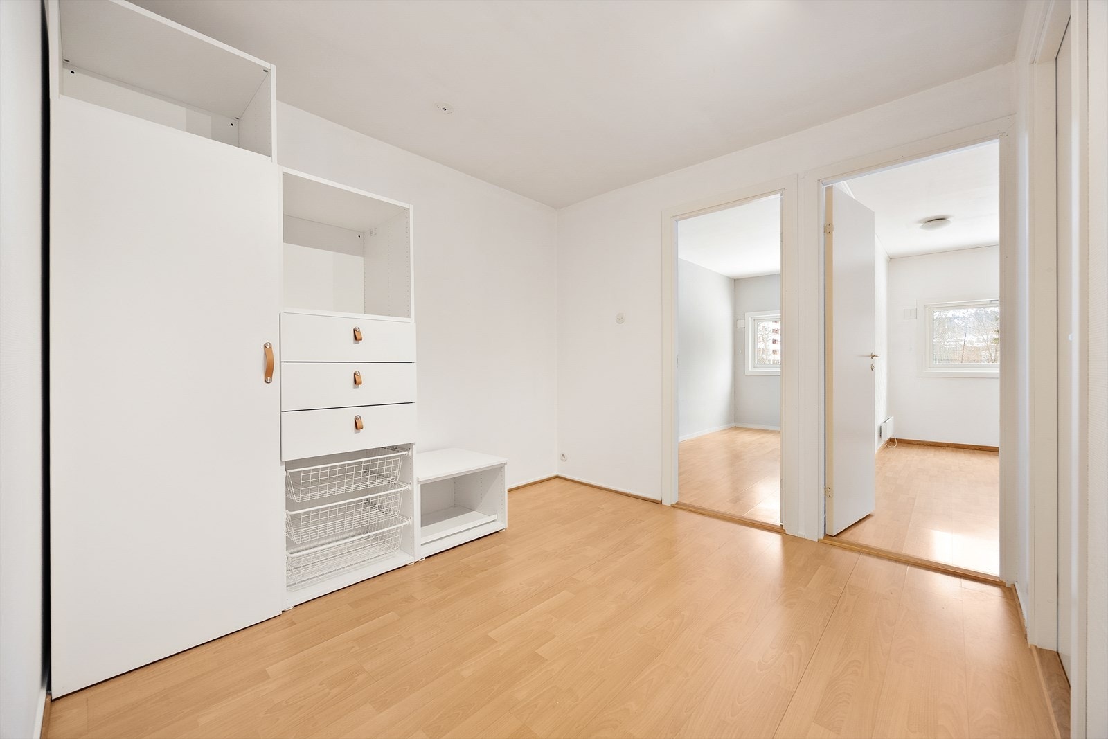 Stor hall med god plass til garderobeskap. Galleribilde