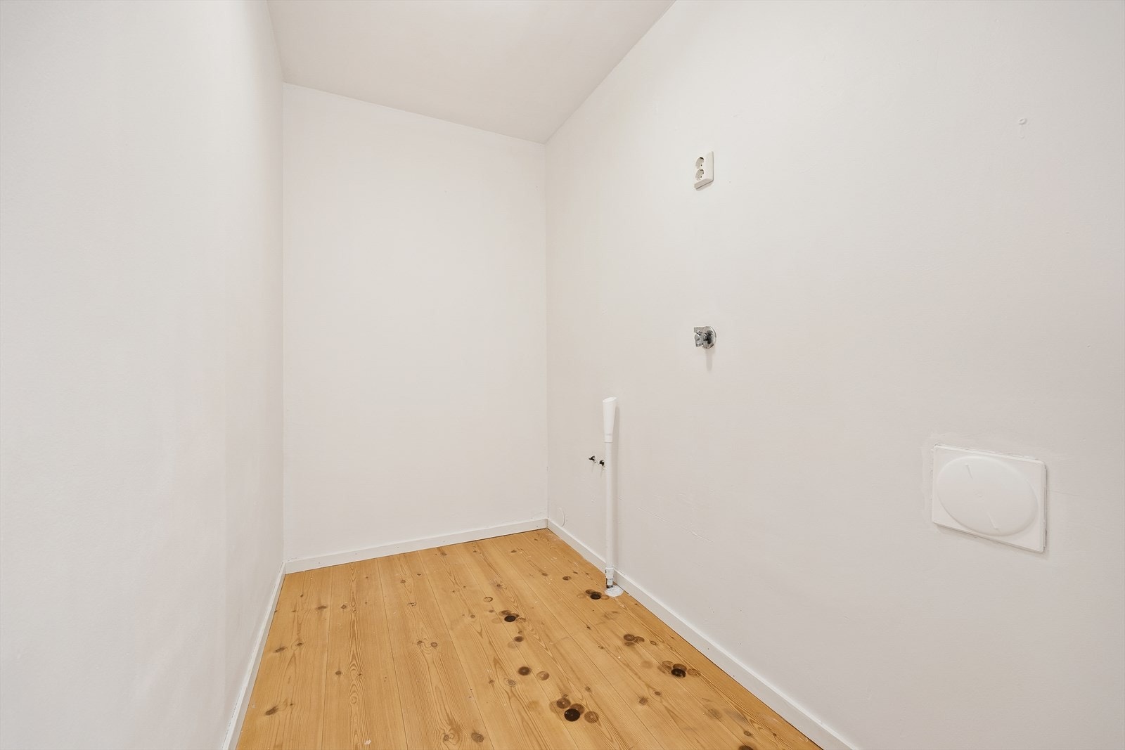 Praktisk vaskerom med gode oppbevaringsmuligheter. Galleribilde