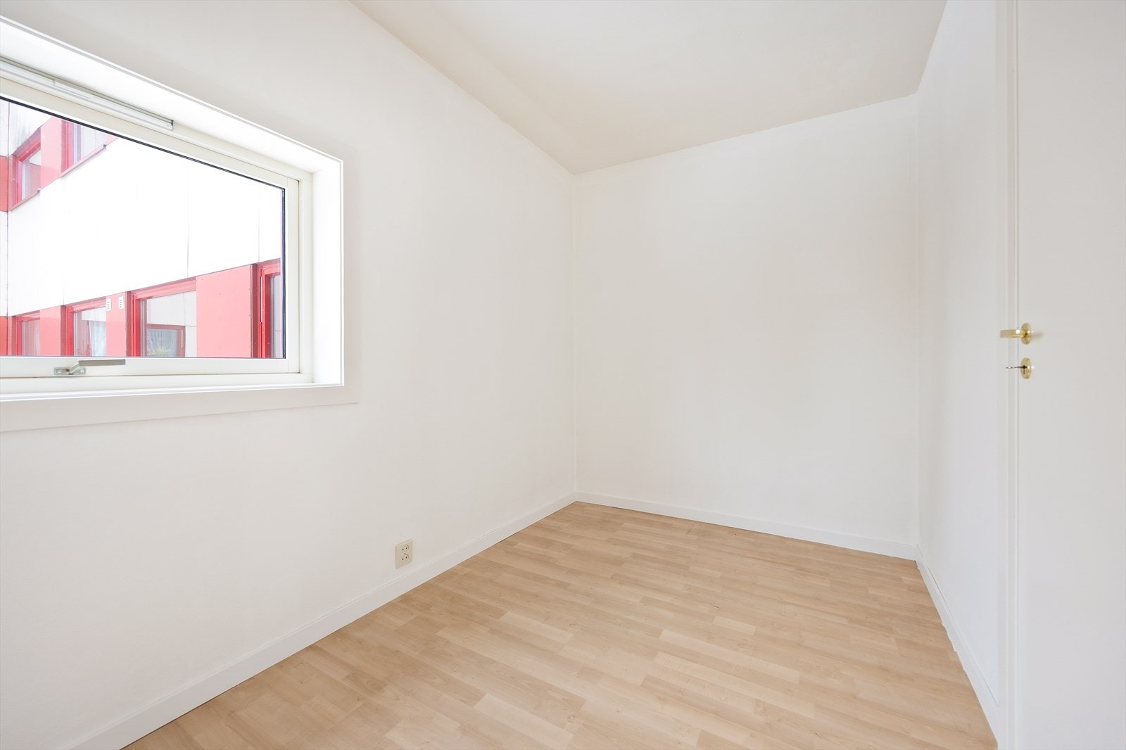 Rikelig med naturlig lys gir rommet en luftig følelse. Galleribilde