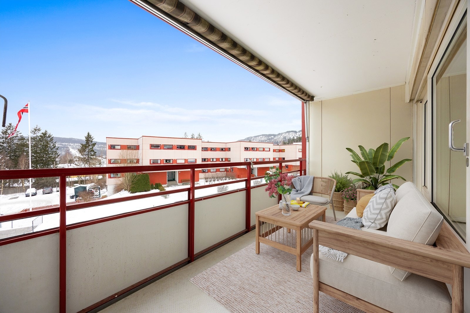 Fra stuen er det utgang til stor balkong. Her digitalt innredet. Galleribilde