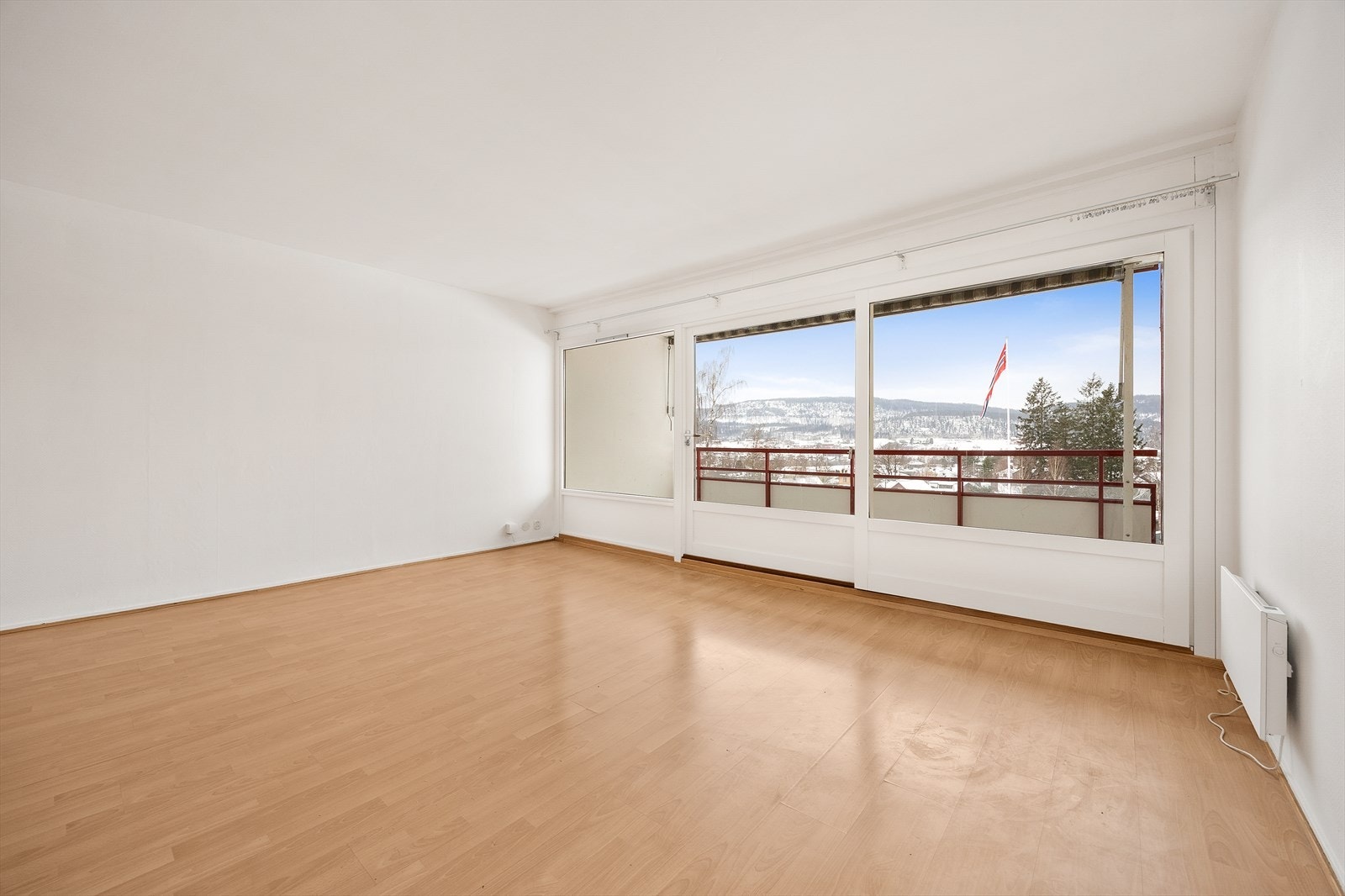 Leiligheten består av stue, balkong, kjøkken, vaskerom, toalettrom, bad og tre gode soverom. Galleribilde