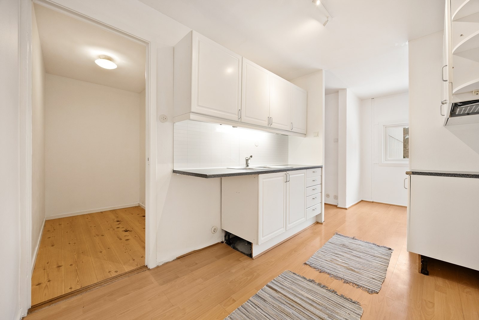 Stort og funksjonelt kjøkken med rikelig skap- og benkeplass. Galleribilde