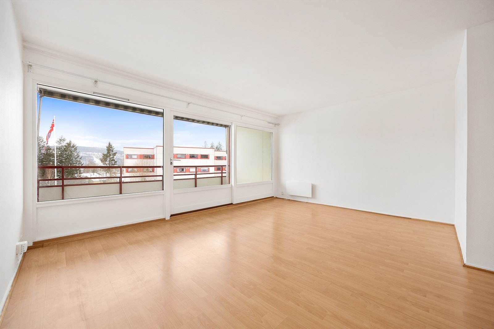 Store vindusflater slipper inn rikelig med naturlig lys. Galleribilde