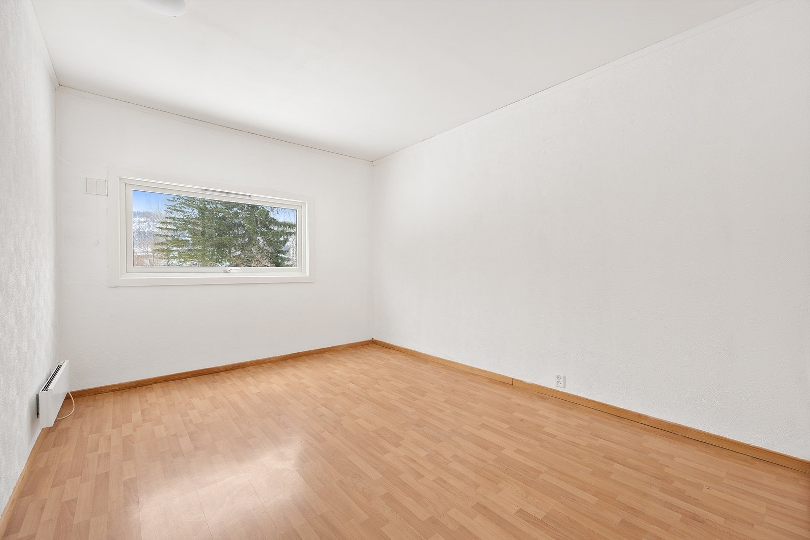 Her har du god plass til stor dobbeltseng, nattbord og annet møblement. Galleribilde