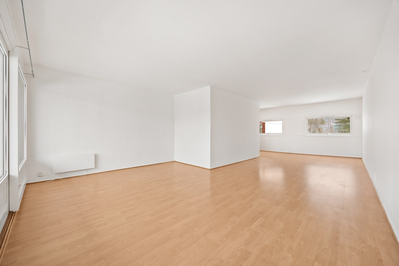 Lys og romslig stue med gode innredningsmuligheter. Galleribilde