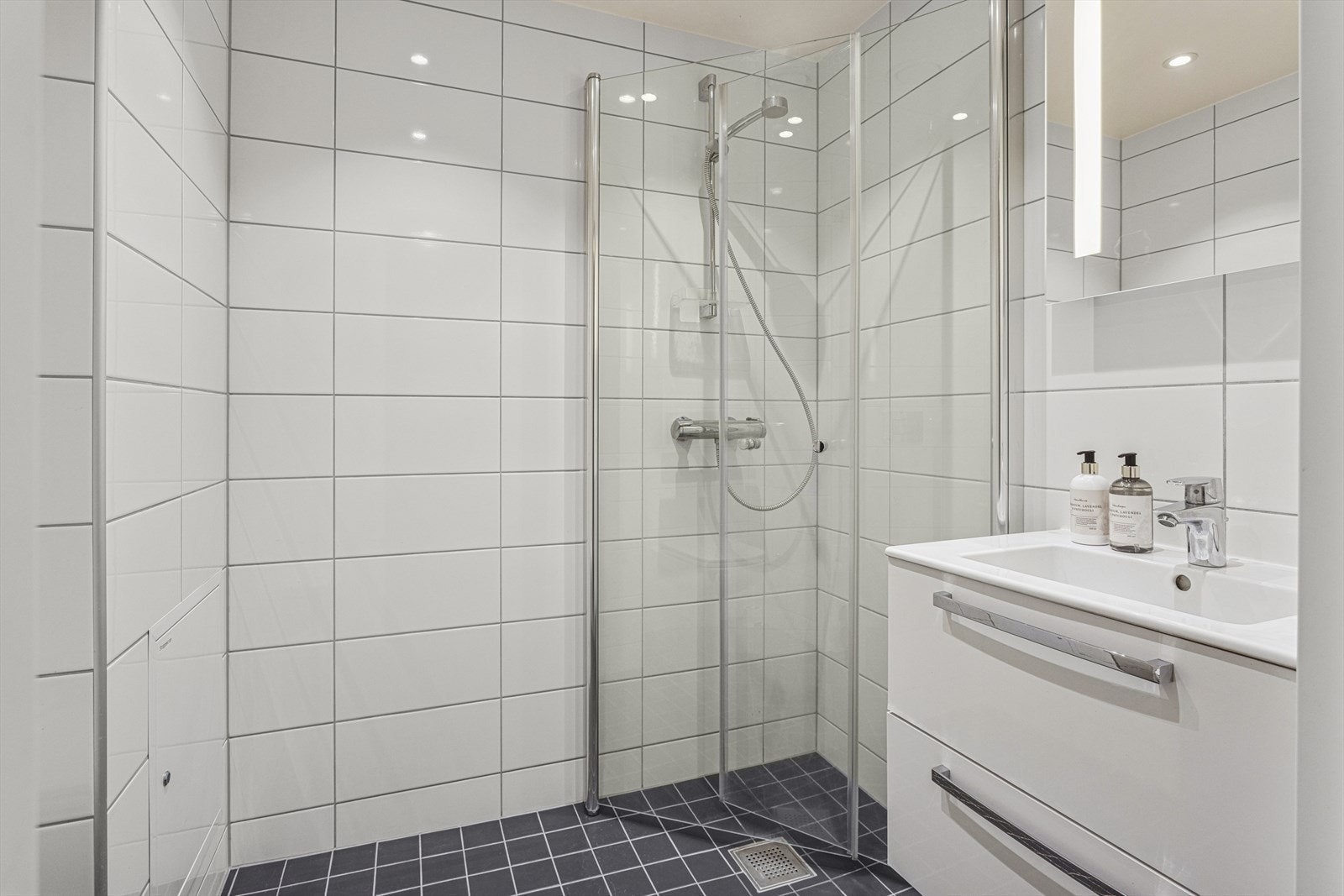 Pent flislagt bad i første etasje. Galleribilde