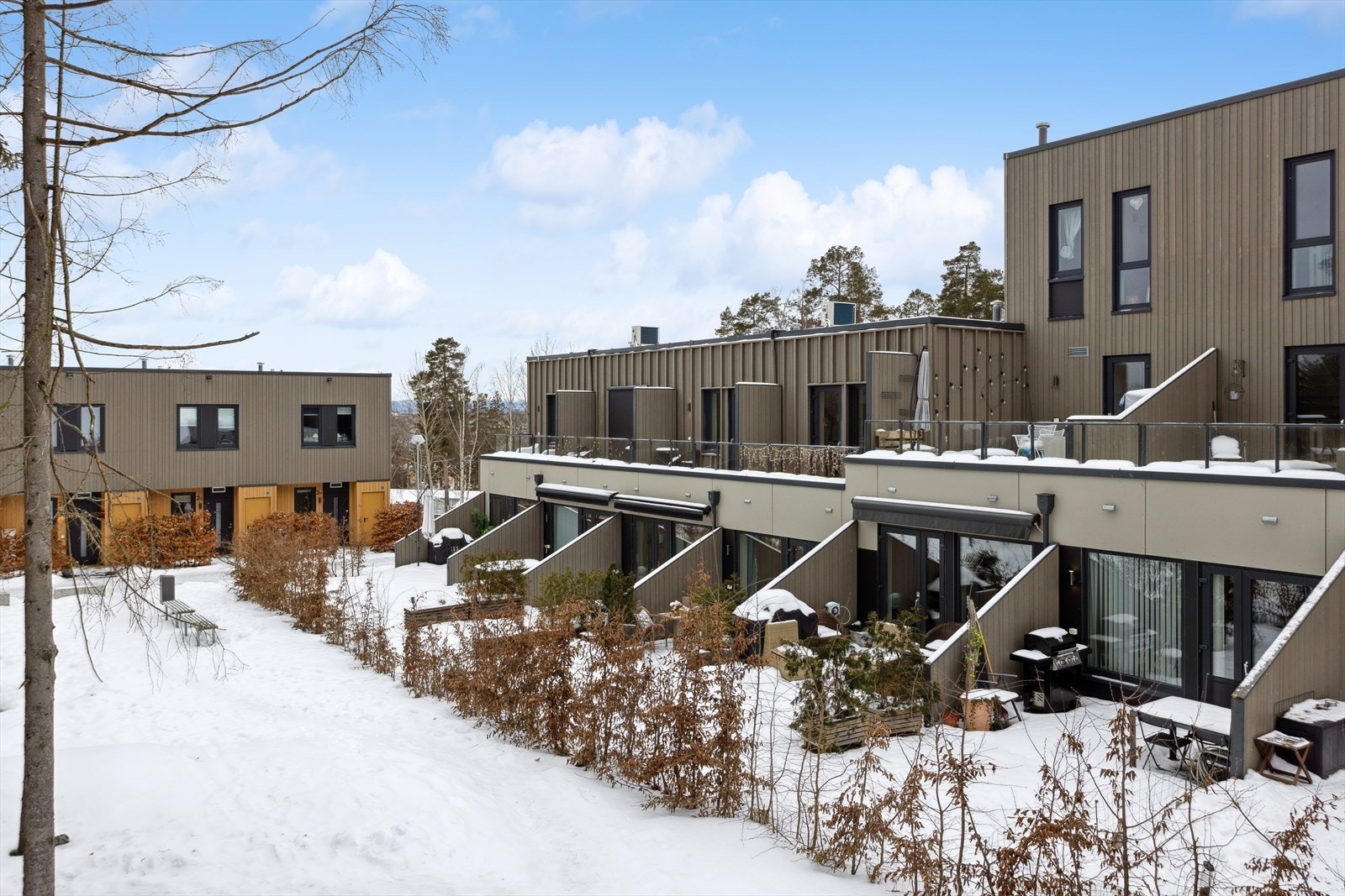 Det er kort avstand til lukket garasjeplass. Galleribilde