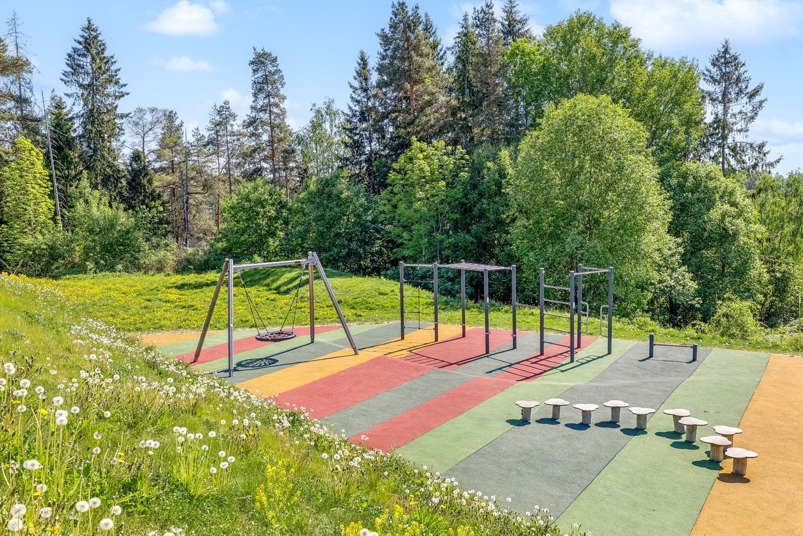 Flott opparbeidet lekeplass og utegym. Galleribilde
