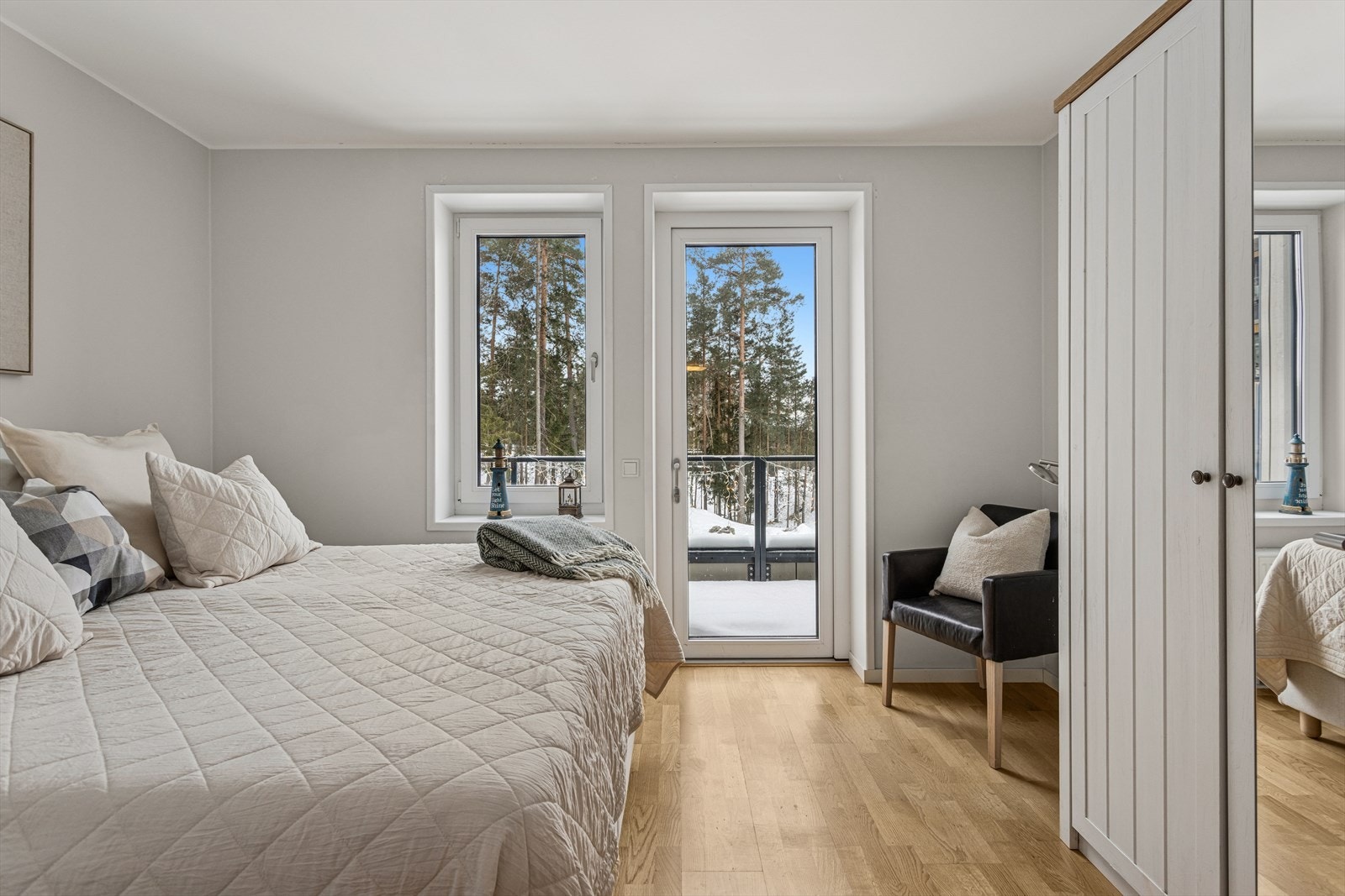 Hovedsoverom har god plass til garederobeskap og utgang til sydvestvendt balkong. Galleribilde