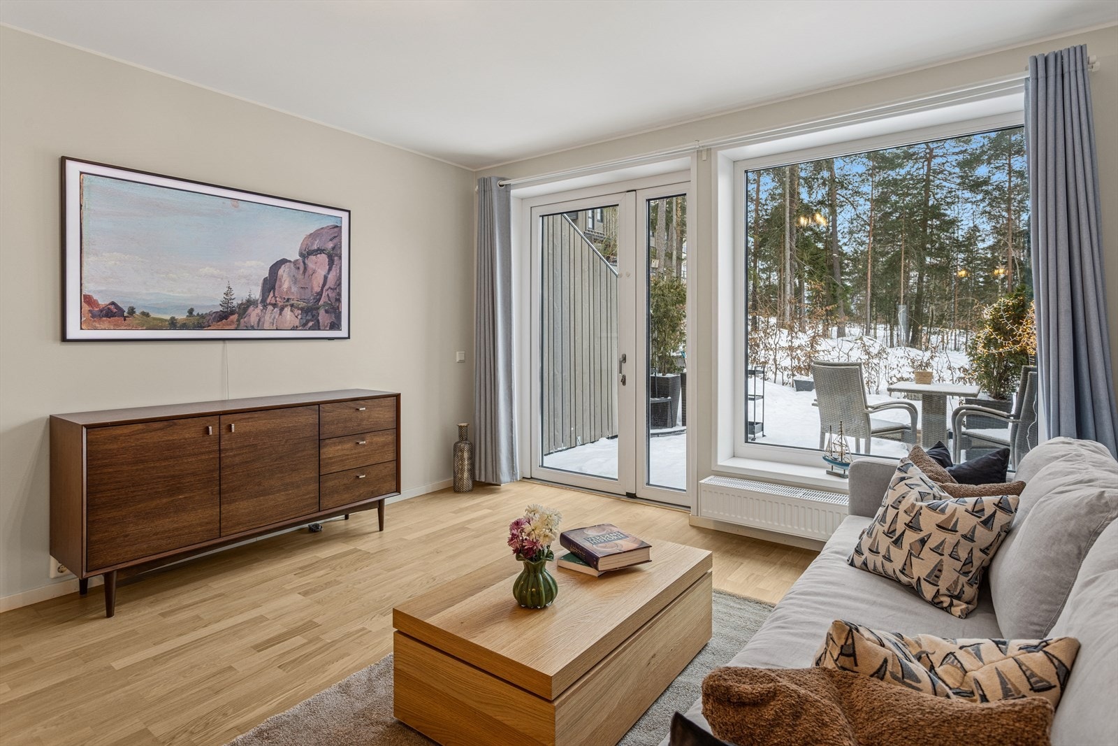 Boligen har en meget god planløsning, fine lysforhold og moderne farger. Galleribilde