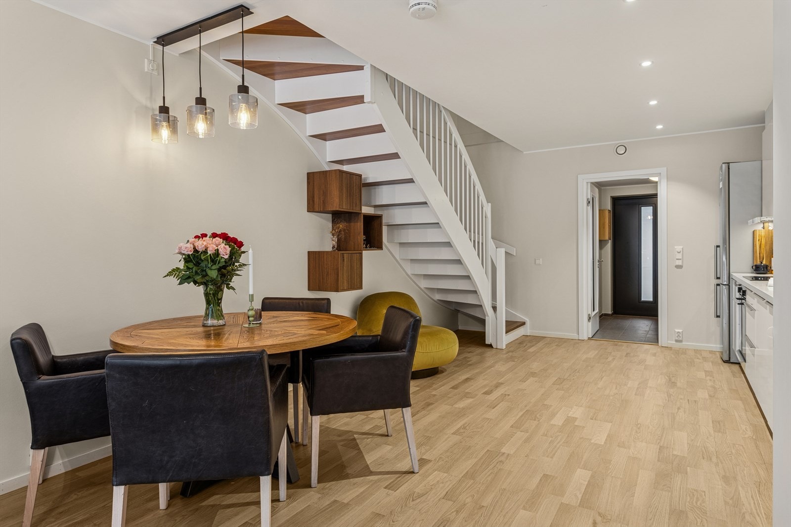 Balansert ventilasjon i boligen og radiatorer tilknyttet fjernvarme gir et godt og lunt bomiljø. Galleribilde